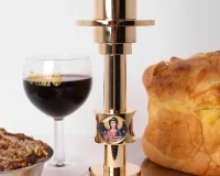 Slavski kolač, koljivo, crno vino i sveća u svećnjaku