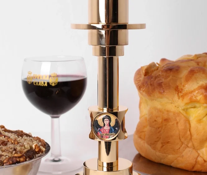 Slavski kolač, koljivo, crno vino i sveća u svećnjaku